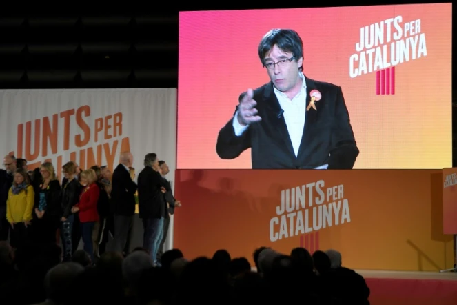 Le président catalan déchu Carles Puigdemont s'adresse par vidéo interposée à ses partisans lors d'un meeting électoral à Barcelone, le 4 décembre 2017