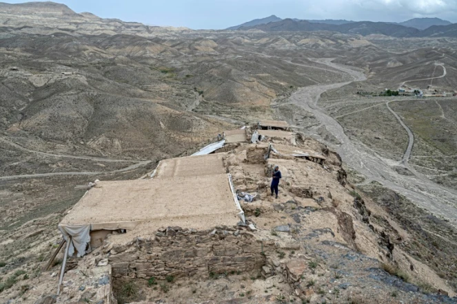 Un taliban monte la garde le 17 mai 2022 sur le site de la cité bouddhiste millénaire Mes Aynak dans l'est de l'Afghanistan