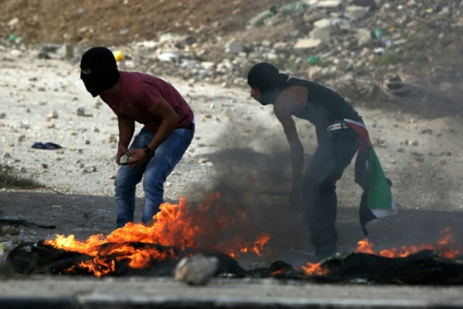 Des Palestiniens incendient des pneus le 13 octobre 2015 à Naplouse