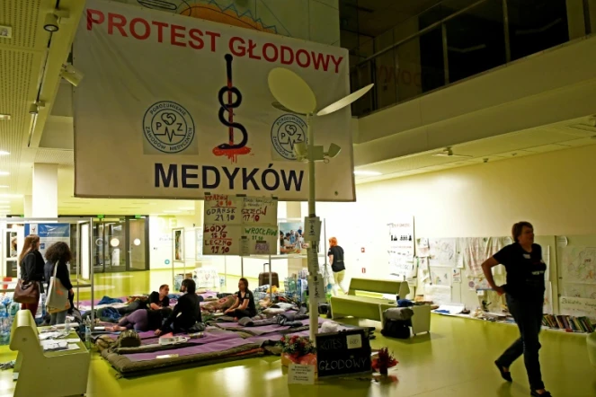 Des internes polonais font une grève de la faim afin de réclamer pour leur secteur une hausse massive de financement, à Varsovie, le 27 octobre 2017