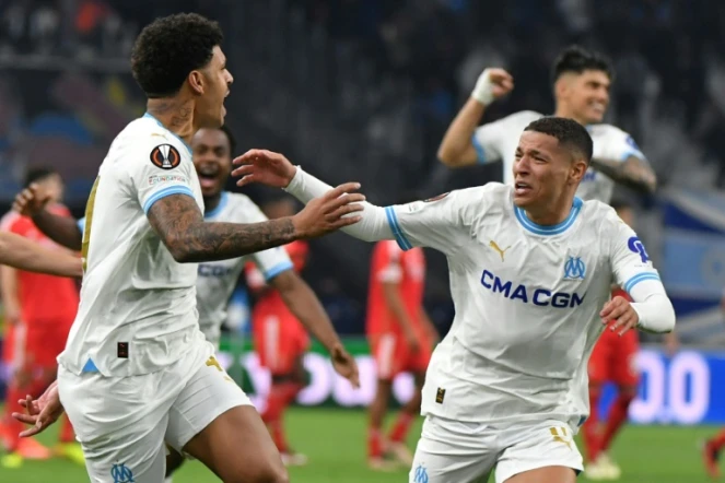 Le Marseillais Luis Henrique (g) vient d'inscrire le tir au but de la qualification contre Benfica en quart de finale retour de la Ligue Europa, le 18 avril 2024 au Stade Vélodrome      