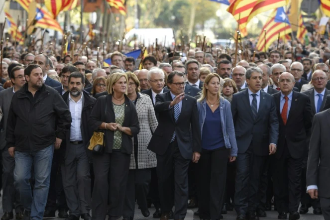 Artur Mas (c) avec ses partisans dans les rues de Barcelone, le 15 octobre 2015 