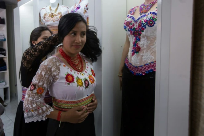 Une cliente essaie un vêtement inspiré des tenues traditionnelles de l'ethnie puruha, dans un magasin de Riobamba, en Equateur, le 1er juillet 2017