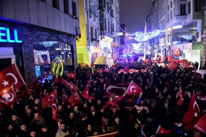 Des manifestants devant le consulat des Pays-Bas le 11 mars 2017 à Istanbul