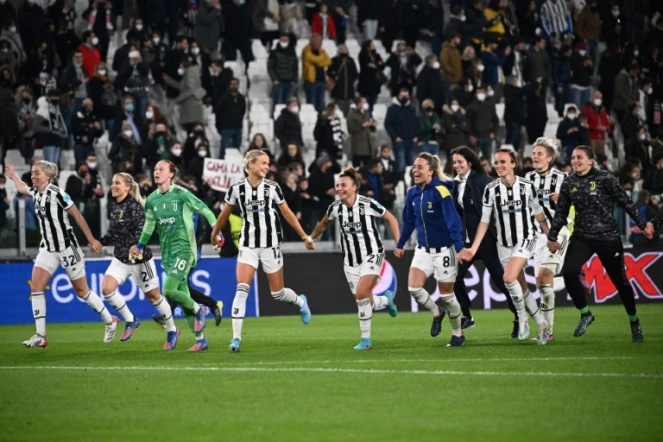 Les joueuses de la Juventus célèbrent avec leurs supporters, leur victoire (2-1) face à Lyon, à la fin de leur quart de finale aller de la Ligue des Champions, le 23 mars 2022 à Turin