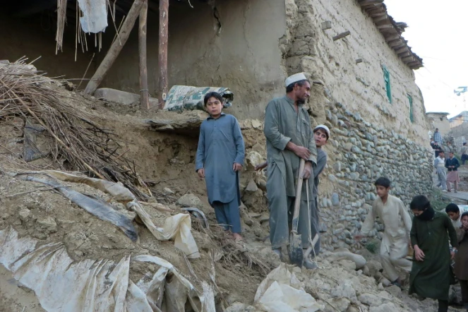 Des Pakistanais au milieu des ruines de leurs maisons détruites par le séisme, le 26 octobre 2015 à Bajaur 