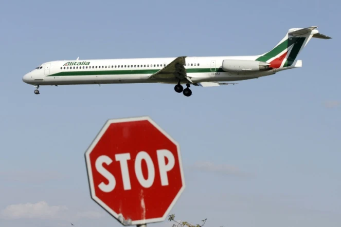 Un avion d'Alitalia atterrit à l'aéroport de Milan-Linate, le 22 septembre 2008