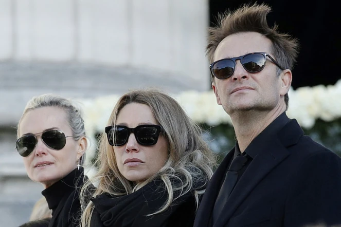 (g-d) Laeticia Hallyday, la femme de Johnny Hallyday, sa fille Laura Smet et son fils David Hallyday aux funérailles du chanteur à La Madeleine, le 9 décembre 2017 à Paris