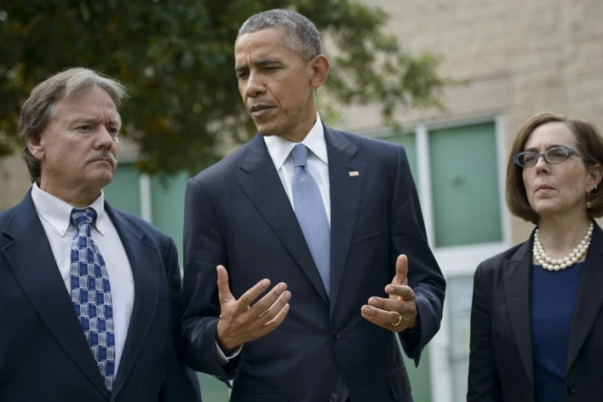 Le président Obama (c), le maire de Roseburg, Larry Rich (g) et la gouverneure de l'Oregon Kate Brown, le 9 octobre 2015 à Roseburg