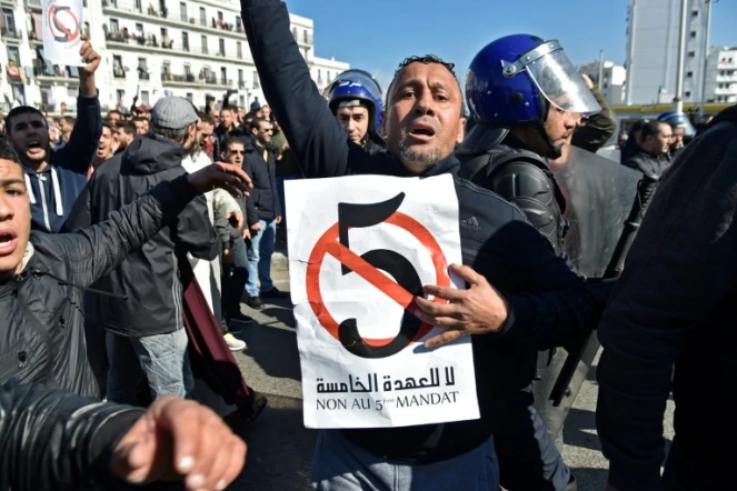 Un Algérien brandit une pancarte contre le 5e mandat que brigue le président Abdelaziz Bouteflika, lors d'une manifestation à Alger le 22 février 2019