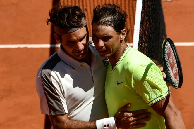 L'Espagnol Rafael Nadal (d) domine le Suisse Roger Federer en demi-finale de Roland-Garros le 7 juin 2019