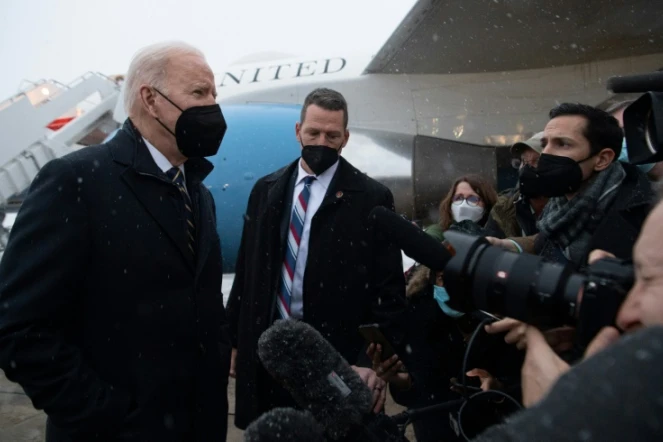 Le président américain Joe Biden répond à la presse à sa sortie d'Air Force One près de Washington, le 28 janvier 2022
