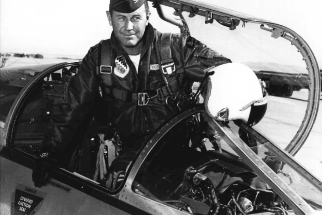 Photo de l'US Air Force de l'aviateur américain Charlie "Chuck" Yeager en 1962 à la base Edwards Air Force, en Californie