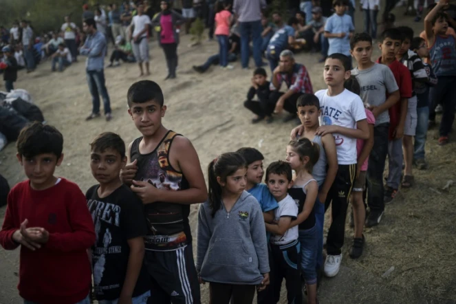 Des enfants réfugiés syriens font la queue pour recevoir de la nourriture, le 17 septembre 2015 à Edirne, à la frontière entre la Turquie et la Grèce