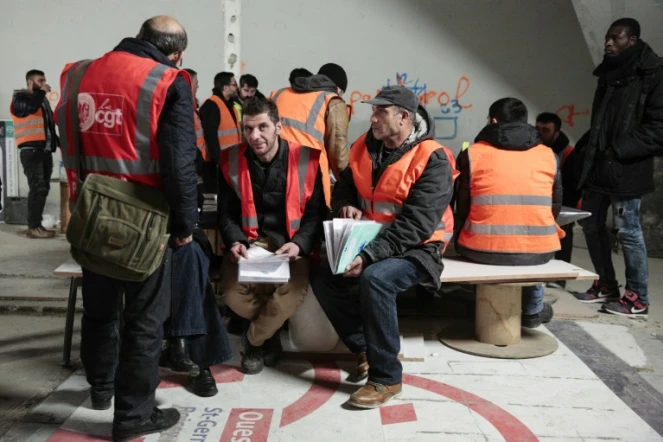 Des ouvriers travaillant à la rénovation du métro, avec des militants CGT, le 25 janvier 2017 à la station Châtelet-Les Halles à Paris