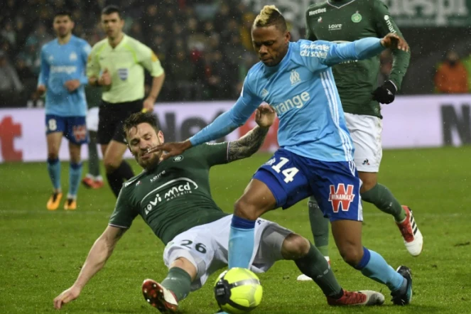 L'attaquant marseillais Clinton Njie taclé par le stéphanois Mathieu Debuchy, le 9 février 2018 au stade Geoffroy-Guichard à Saint-Etienne