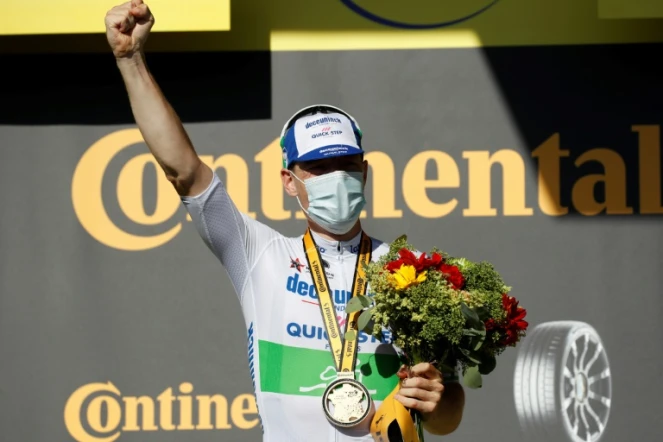 L'Irlandais Sam Bennett sur la 1re marche du podium de la 10e étape du Tour de France, entre  Le Chateau d'Oléron et Saint-Martin-de-Ré, le 8 septembre 2020