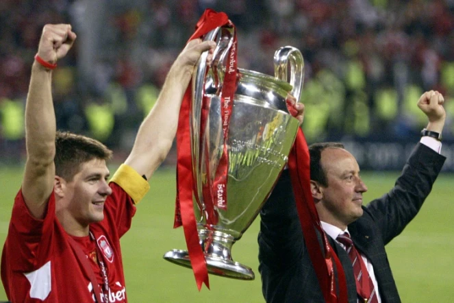Le capitaine Steven Gerrard et le manager Rafael Benitez savourent leur triomphe dans la finale historique de la Ligue des champions, le 25 mai 2005 à Istanbul 
