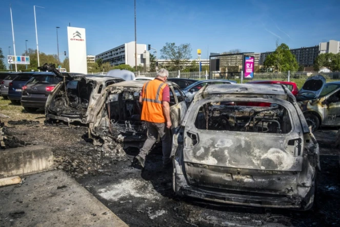 Des carcasses de voitures carbonisées à Toulouse le 18 avril 2018