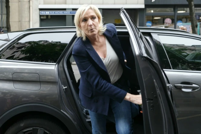 Marine Le Pen arrive au siège du Rassemblement National à Paris, le 2 juillet 2024