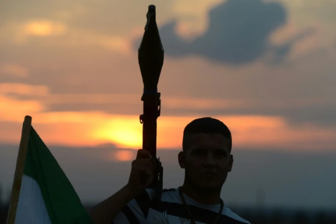 Un rebelle syrien tient un lance-roquette près de la ville de Minbej en Syrie, le 10 octobre 2012  