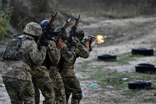 Des membres du nouveau "Bataillon sibérien" au sein des forces armées ukrainiennes participent à un entraînement militaire, le 24 octobre 2023 près de Kiev