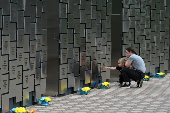 Devant un mémorial récemment inauguré à Boucha en Ukraine avec 501 plaques aux noms de civils tués par les forces russes pendant leur occupation de cette banlieue de Kiev, le 3 juillet 2023
