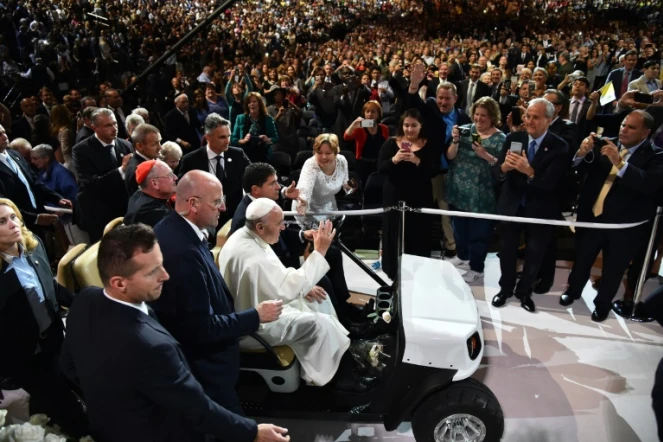 Le pape François acclamé par la foule des fidèles à son arrivée au Madison Square Garden le 25 septembre 2015 à New York