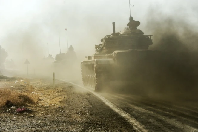 Des chars de l'armée turque font route vers la ville syrienne de Jarablos le 25 août 2016