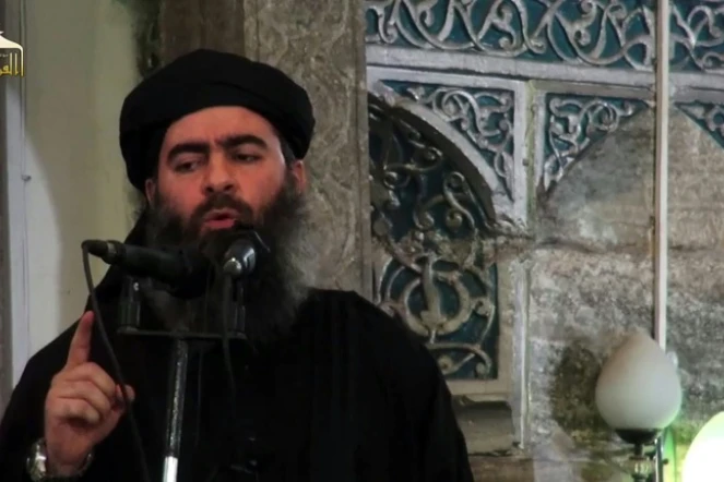 Capture d'écran d'une video de propagande diffusée le 5 juillet 2014 par al-Furqan Media montrant Abu Bakr al-Baghdadi à Mossoul lors de la proclamation du  califat 