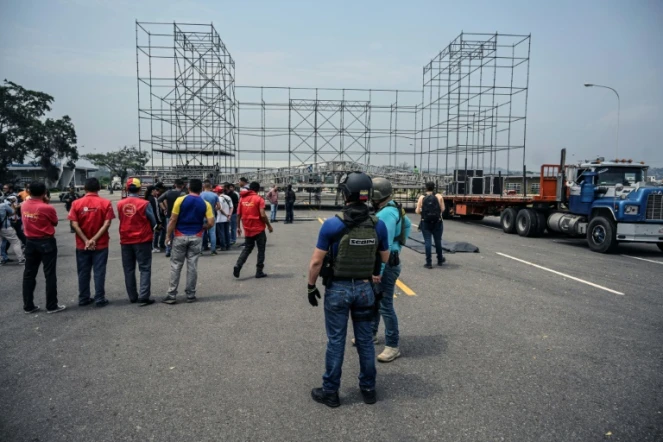 Un agent des services de renseignement assiste à la mise en place de la scène du concert organisé du côté vénézuélien du pont international de Tachira, le 21 février 2019
