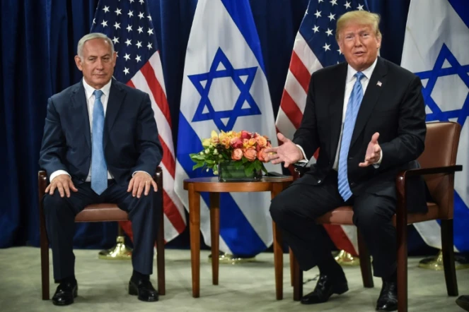 Le président des Etats-Unis, Donald Trump (à droite) au début d'une rencontre avec le Premier ministre israélien Benjamin Netanyahu, en marge de l'Assemblée générale de l'ONU, à New York, le 26 septembre 2018 
