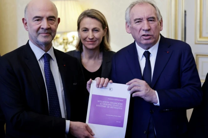 Le premier président de la Cour des Comptes de France, Pierre Moscovici (G), aux côtés de la ministre française chargée du Travail et de l'Emploi, Astrid Panosyan-Bouvet (C), présente les résultats du rapport sur les retraites au Premier ministre français François Bayrou (D) à l'Hôtel Matignon à Paris, le 20 février 2025