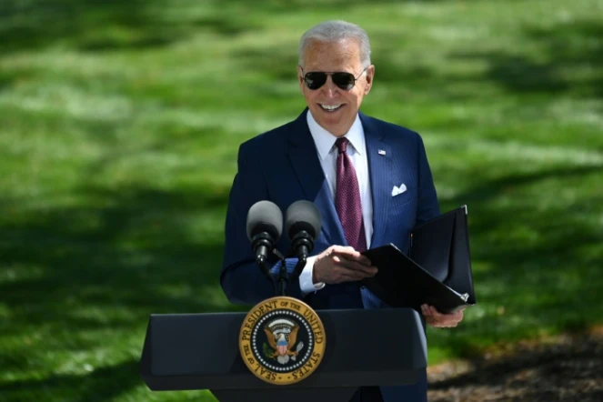 Le président américain Joe Biden s'exprime depuis les jardins de la Maison Blanche le 27 avril 2021