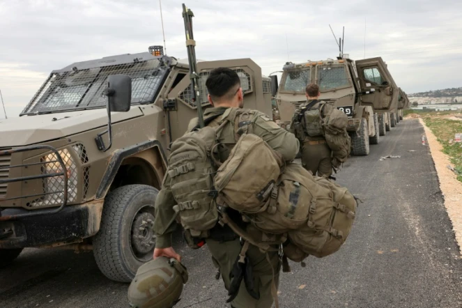 Des soldats et véhicules militaires israéliens s'apprêtent à entrer dans Jénine, le 22 janvier 2025  près de Muqeibila en Israël