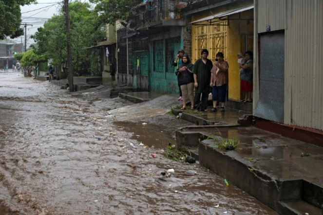 Une rue inondée après le passage de la tempête tropicale Amanda à San Salvador, le 31 mai 2020 