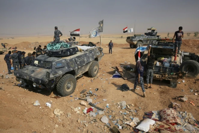 Des soldats des forces irakiennes tiennent une position près de Sin al-Dhuban, au sud de Mossoul, le 27 octobre 2016 