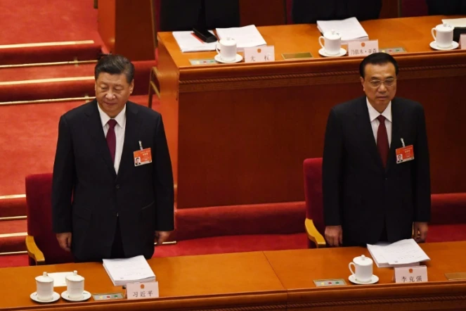 Le président chinois Xi Jinping (g) et son Premier ministre Li Keqianq à l'ouverture de la session plénière annuelle du Parlement à Pékin, le 5 mars 2021