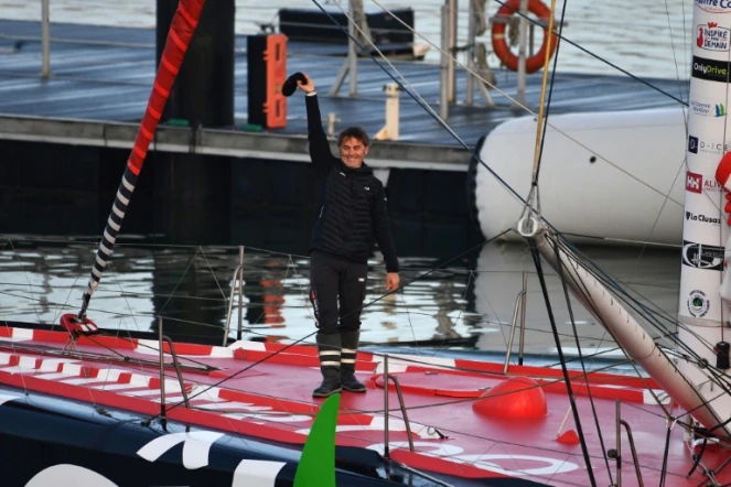 Yannick Bestaven (Maître Coq IV) salue ses proches avant le départ du Vendée Globe, aux Sables-d'Olonne, le 8 novembre 2020