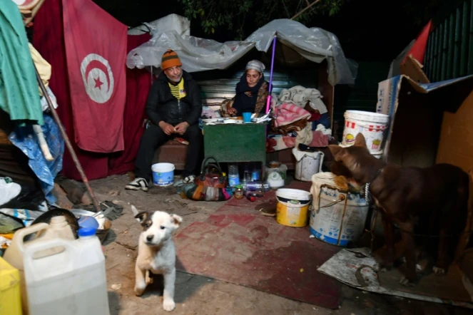 Leila et un autre sans-abri partagent un dîner offert par le "Resto d'amour", créé pour venir en aide aux plus démunis, le 26 janvier 2024 à Tunis