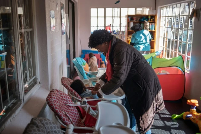 Francinah Phago, gérante d'un foyer pour enfants s'occupe d'un bébé abandonné, le 27 juin 2019 à Johannesburg, en Afrique du Sud