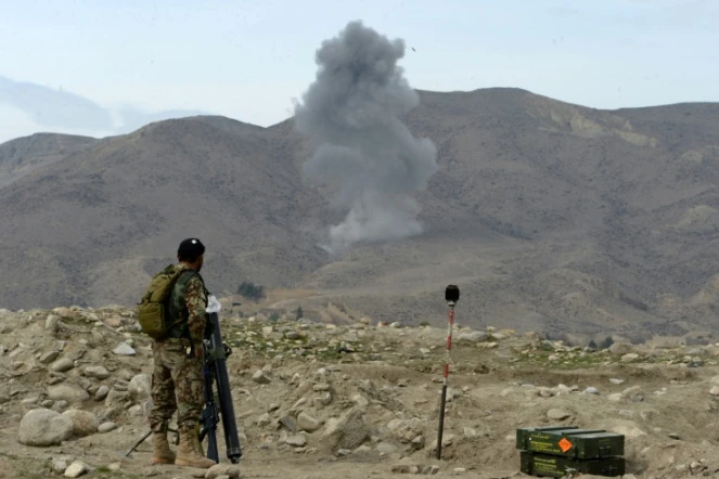 De la fumée dans la montagne après une attaque aérienne américaine lors d'une opération contre l'EI dans le district de Kot, province de Nangarhar, le 16 février 2017