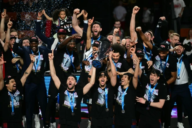 Les joueurs de Paris savourent leur trimphe dans l'Eurocoupe sur le parquet de la JL Bourg-en-Bresse, le 12 avril 2024 