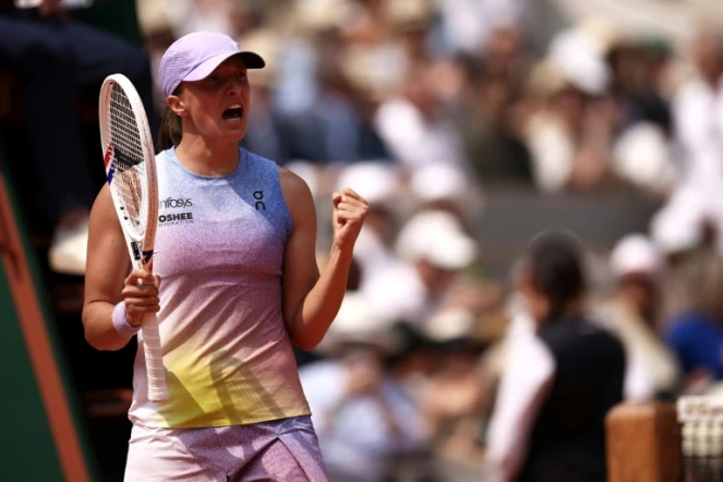 La Polonaise Iga Swiatek s'est qualifiée pour les demi-finales de Roland-Garros en battant l'Ukrainienne Elina Svitolina le 3 juin 2025
