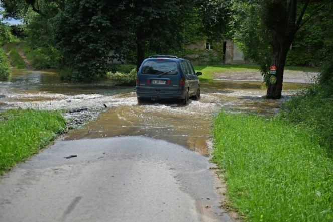Route inondée par le débordement de la rivière "La Queugne" à Epineuil-le-Fleuriel, dans le Cher