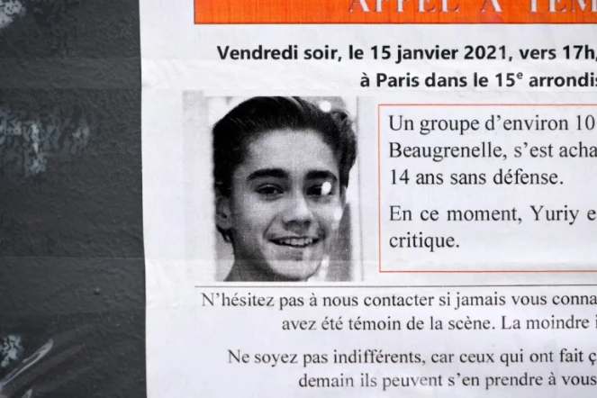 Un appel à témoins affiché dans le quartier de Beaugrenelle, à Paris, le 28 janvier 2021