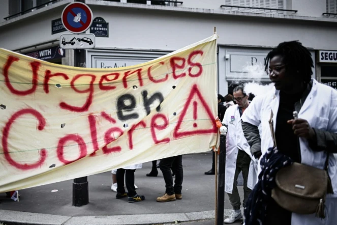 Manifestation de personnels des urgences près du ministère de la Santé, à Paris, le 11 juin 2019