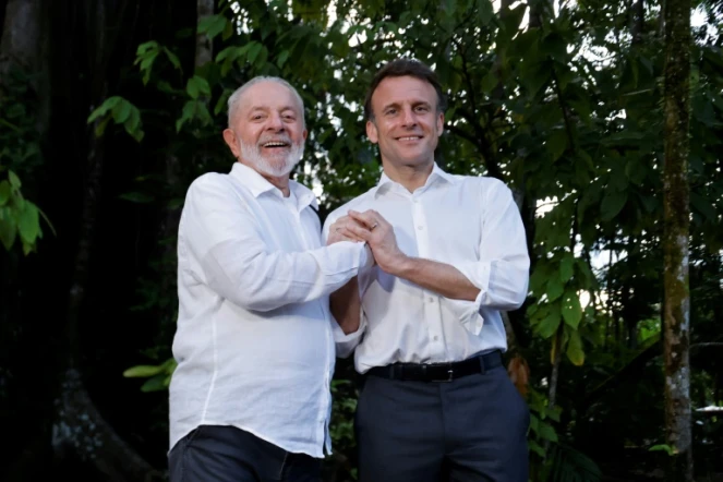 Le président brésilien Luiz Inacio Lula Da Silva et le président français Emmanuel Macron sur l'île de Combu, devant Belem, dans l'État du Para, au Brésil, le 26 mars 2024