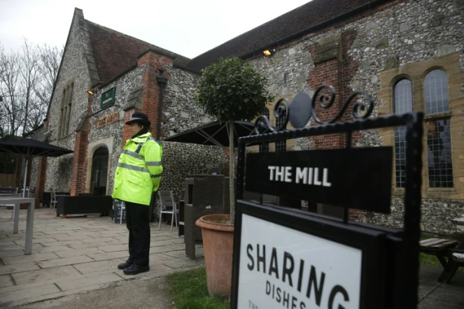 Un policier devant le Mill Pub à Salisbury, dans le sud de l'Angleterre, le 11 mars 2018
