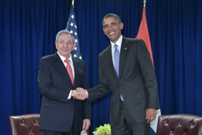 Le président des Etats-Unis Barack Obama et son homologue cubain Raul Castro se serrent la main lors d'une rencontre bilatérale en marge de l'assemblée générale des Nations Unies, à New York, le 29 septembre 2015
